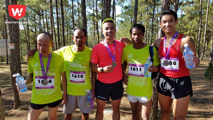 K'Thành (Bib 1610, hạng 3) và Ya Đài (Bib 1611, hạng Nhì) cùng nhóm runner trẻ về đích sớm cự ly 10km