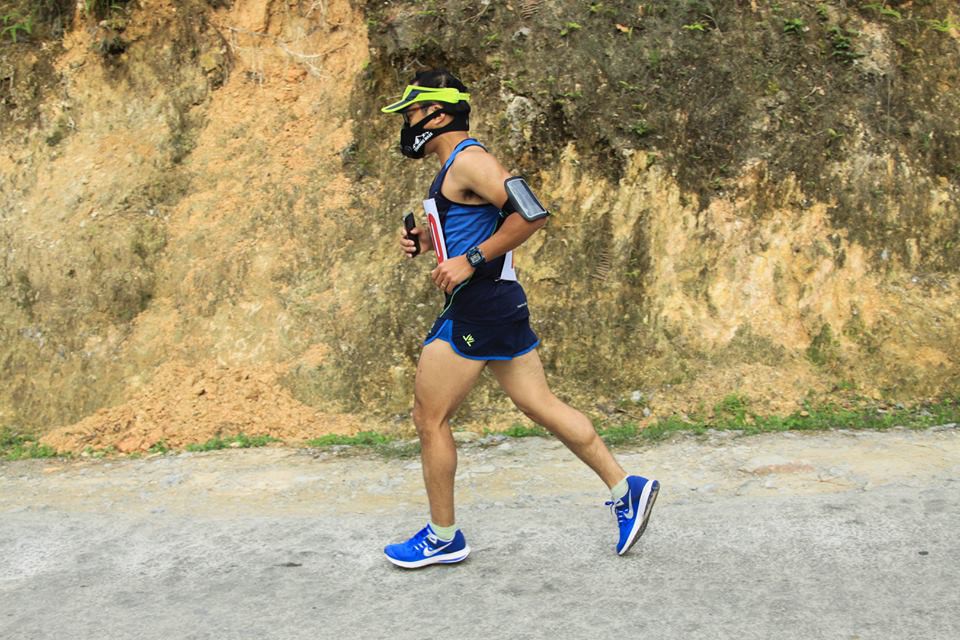 VĐV Phạm Duy Cường lại lấy giải Hà Giang half marathon để tập luyện cho giải marathon sắp tới tại Everest Base Camp. Anh đeo mặt nạ để làm quen với việc chạy trong điều kiện thiếu không khí
