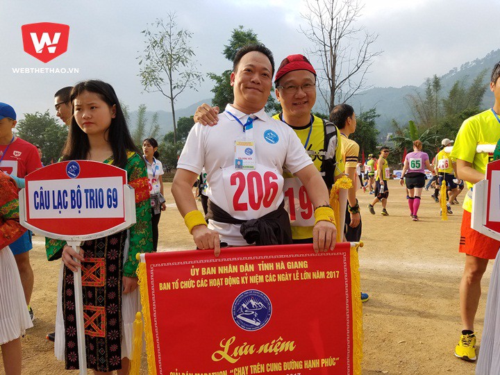 Ông Khuất Việt Hùng đại diện CLB Trio69 nhận cờ lưu niệm của BTC giải chạy Hà Giang