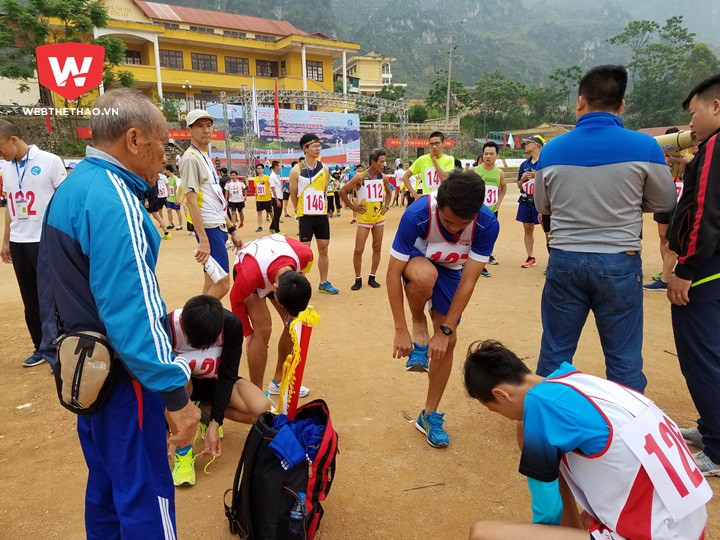 HLV Bùi Lương cùng các học trò đội tuyển Bình Phước. Ông cho biết Bình Phước quyết tâm giành chức vô địch tại giải bán marathon Hà Giang
