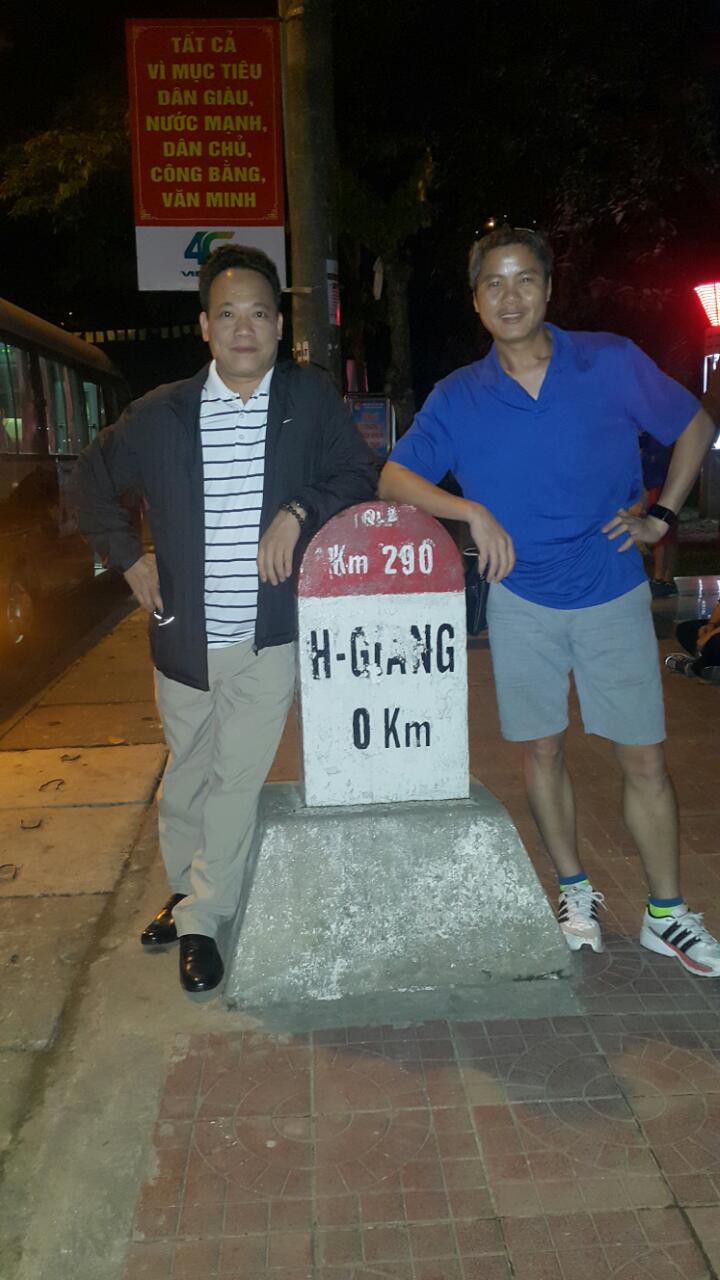 VĐV Mai Văn Hoàng (phải) cùng VĐV Nguyễn Đức Minh, đại diện nhà tài trợ vận chuyển Thiên Thảo Nguyên, cung cấp 4 chuyến xe chuyên chở VĐV