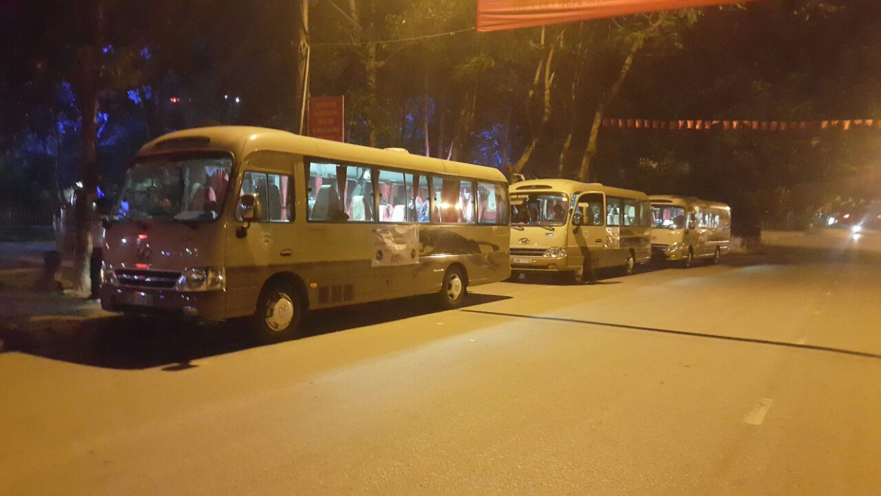 4 xe chở VĐV từ Hà Nội chạy trong đêm để lên Đồng Văn tham gia giải chạy bán marathon Hà Giang mở rộng