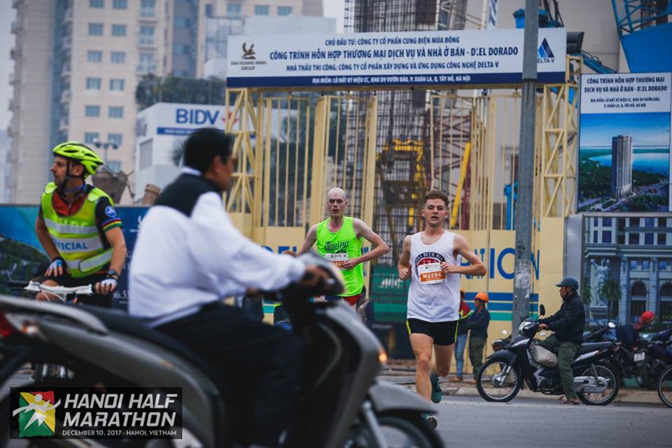 Một hình ảnh rất...Việt Nam. VĐV chạy trên đường không bị cấm hoàn toàn. Người đi đường không đội mũ bảo hiểm