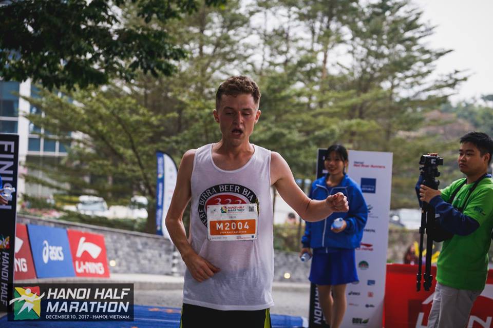 Nhà vô địch 21km nam ''hết hơi'' cán đích. Thành tích của anh (1 giờ 18 phút) tương đương với thành tích của VĐV tuyển điền kinh Việt Nam