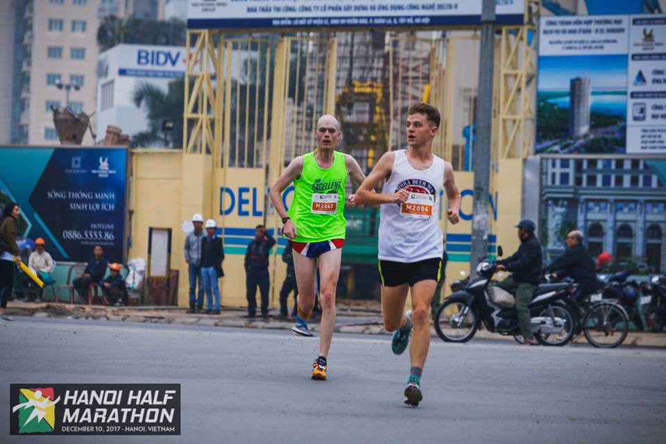 Dunleavy Jack, vô địch 21km nam (áo trắng). Ảnh: Hanoi Half Marathon