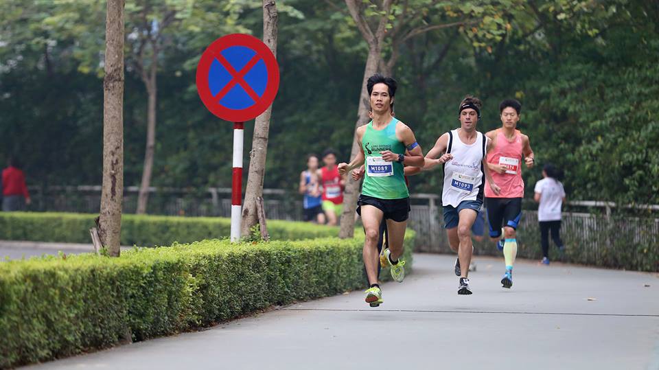 Nhà vô địch 10km Cao Ngọc Hà (áo xanh) như có...4 tai vì VĐV Nông Văn Chuyền ''núp gió'' rất sát