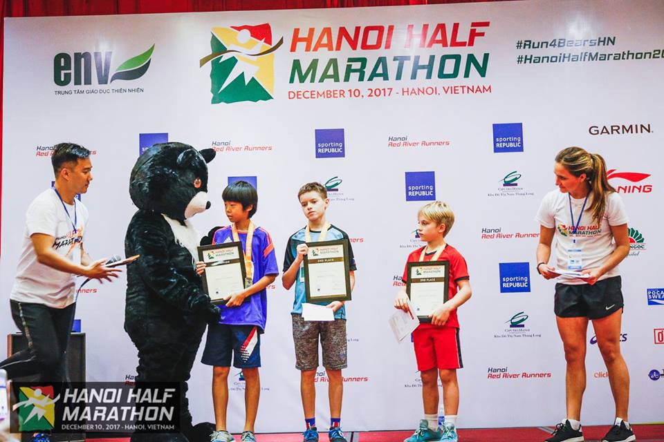 Hơn 800 runner tham dự Hanoi Half Marathon 2017 tiếp tục truyền đi thông điệp ''Chạy vì gấu'' bảo vệ động vật hoang dã