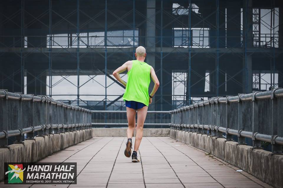 Đường chạy phải qua cầu vượt là một nét đặc trưng của giải chạy Hanoi Half Marathon