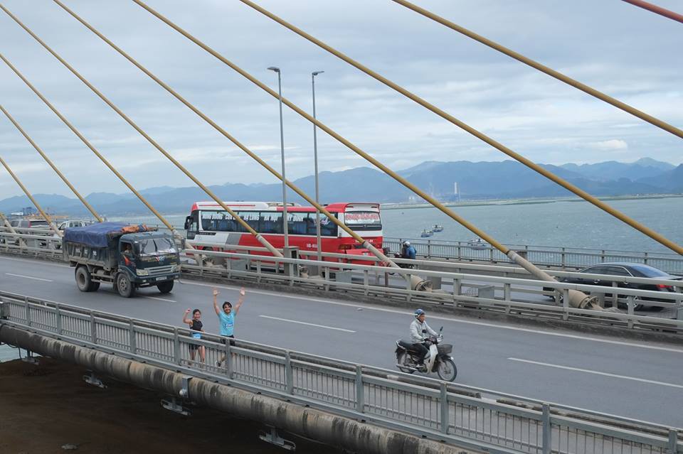 Chạy marathon trên cầu Bãi Cháy ngắm vịnh Hạ Long mang lại trải nghiệm độc đáo