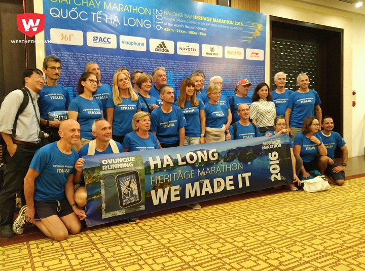 Nhóm VĐV Italia với khoảng 30 thành viên vừa kết hợp chạy giải marathon vừa du lịch Hạ Long