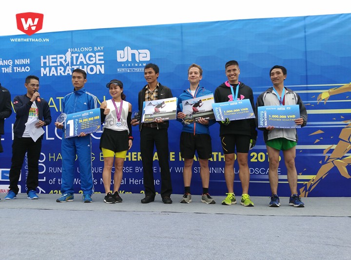 Bà Minh Nguyệt, đại diện Adidas (thứ 3 từ trái sang) lên trao giải thưởng cho các VĐV đạt giải 21km nam