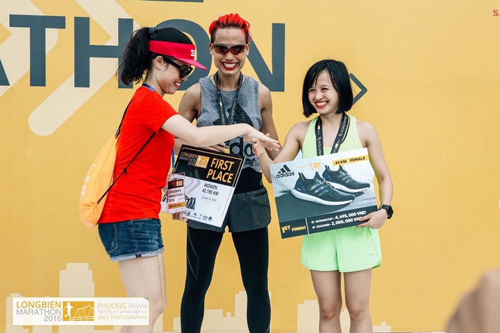 Tiểu Phương nhận giải thưởng tại giải Longbien Marathon 2016