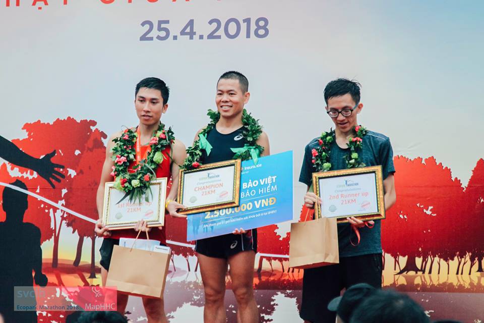 Mai Ngọc Anh (phải) chạy chân đất, đứng bục nhận giải 3 cự ly 21km Ecopark Marathon 2018. Ảnh: NVCC