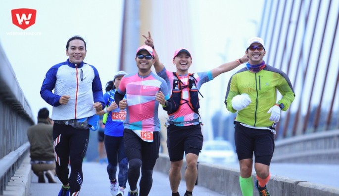 Rapper Tiến Đạt cùng team bay con thoi Tp.HCM - Hạ Long - Tp.HCM để chơi ''N.G.U'' 2 marathon trong 2 ngày tại giải Halong Bay Heritage Marathon 2017