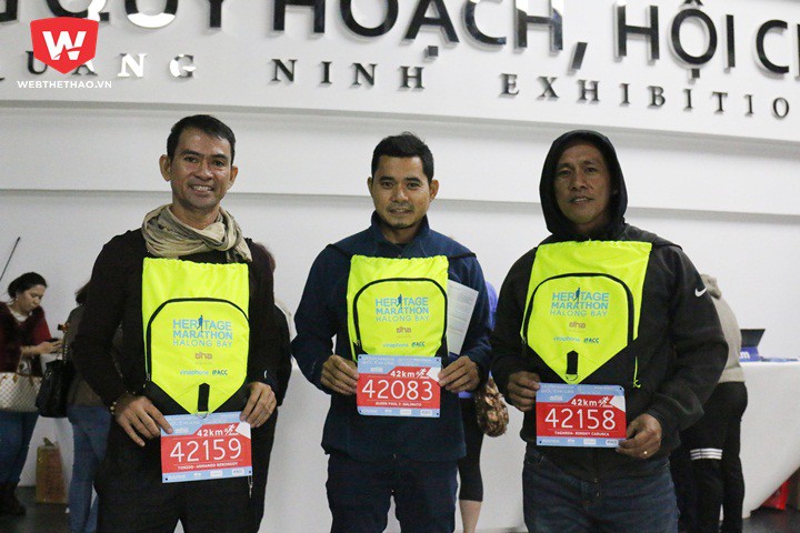 Nhóm VĐV Philippines lần đầu tiên chạy marathon tại Việt Nam. Tagarda Ringky Cabusca (phải) vốn là ultra marathon đã từng tham gia chạy 100km tại Philippines