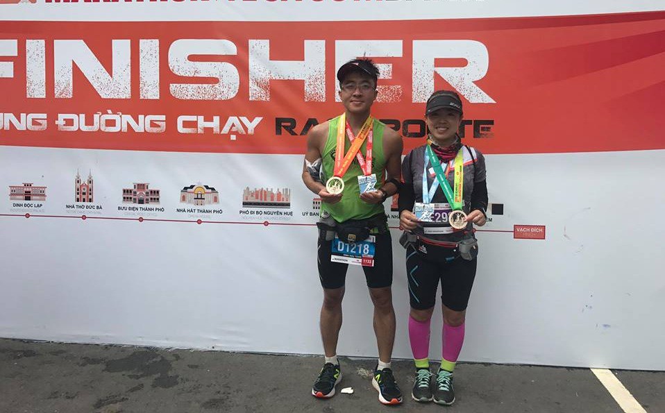 Anh Đinh Hữu Toàn (trái), chạy 4 cuộc đua marathon chỉ trong vòng 1 tháng, trong đó có ''kẹp díp marathon''