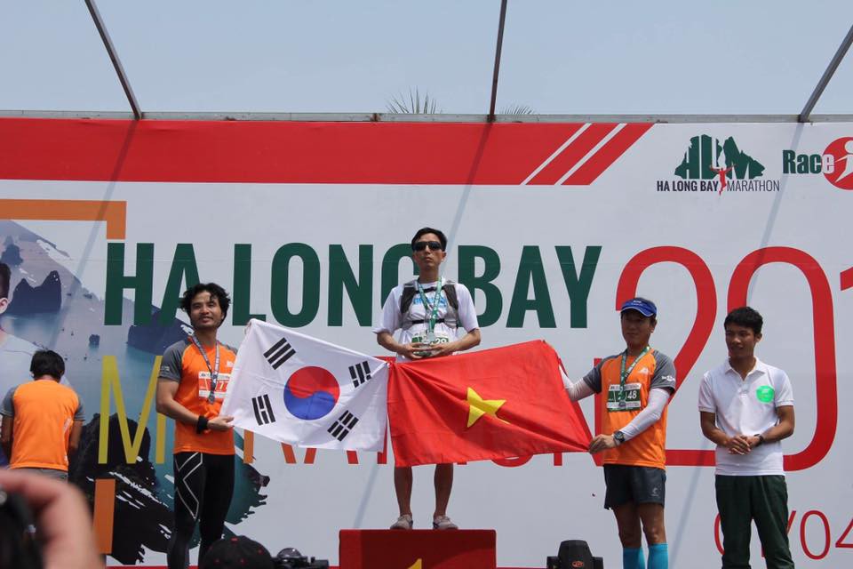 Nỗ lực của anh Nguyễn Huy Việt nhận được sự tán thưởng nồng nhiệt của những người có mặt tại Hạ Long Bay Marathon