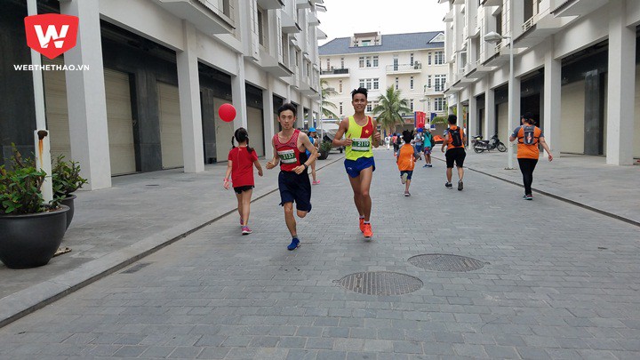 Bùi Thế Anh (trái) ''né'' Saeki Makino, đua 21km cùng Hà Văn Nhật. Ảnh: Nguyễn Đạt