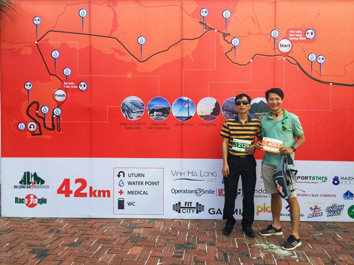Anh Nguyễn Huy Việt (trái) tại giải Hạ Long Bay Marathon 2018