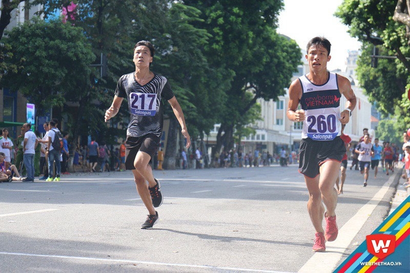VĐV Nông Văn Chuyền (phải) cũng chạy giải VMM cự ly 21km cuối tuần trước 