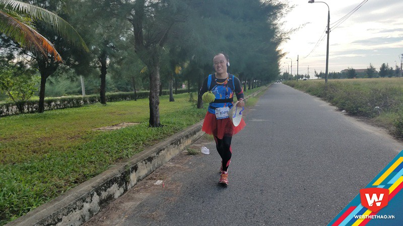 Mỗi người tham gia giải chạy vì mục đích khác nhau. VĐV Yuan Jian Leong (1089) cho biết anh mặc chiếc váy đỏ chạy bộ để nâng cao nhận thức về ung thư