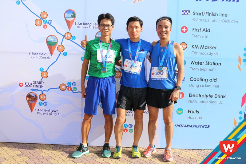 Từ trái sang phải: VĐV Quách Kỷ, Đàm Hồng Phong, Nguyễn Việt Hùng, 3 VĐV Việt Nam đạt thứ hạng cao tại các cự ly 21km, 42km nam