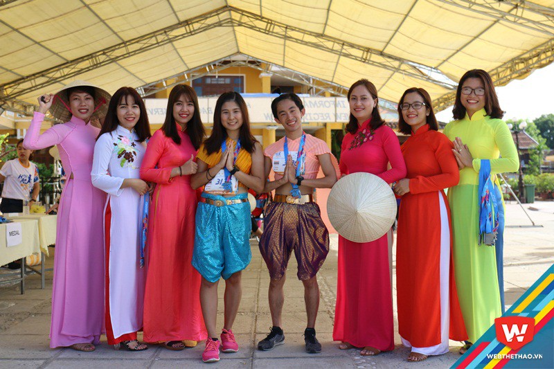 Các VĐV Thái Lan trong trang phục truyền thống bên cạnh các cô gái Việt Nam trong tà áo dài