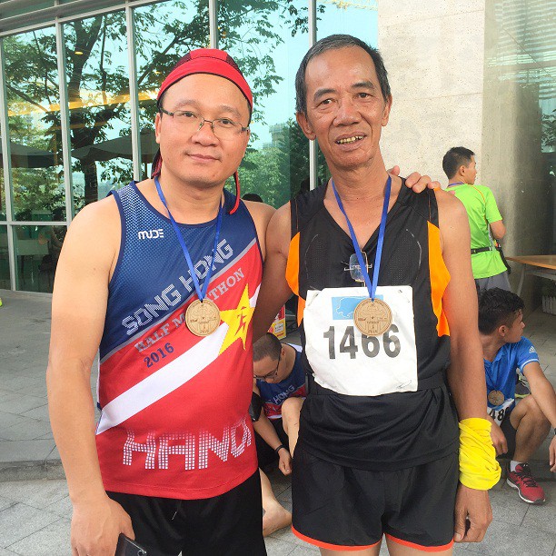 VĐV Khuất Việt Hùng (trái) và VĐV Lưu Văn Khang, trọng tài xe đạp cấp quốc gia, runner nhiều tuổi nhất tại giải này