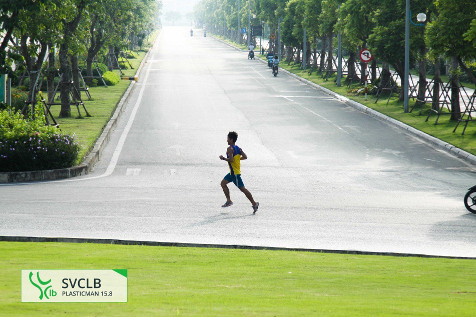 Với hàng cây xanh rợp bóng mát ven 2 bên đường rất rộng, đường chạy Long Bien Marathon được ví như đường chạy châu Âu trong lòng Hà Nội