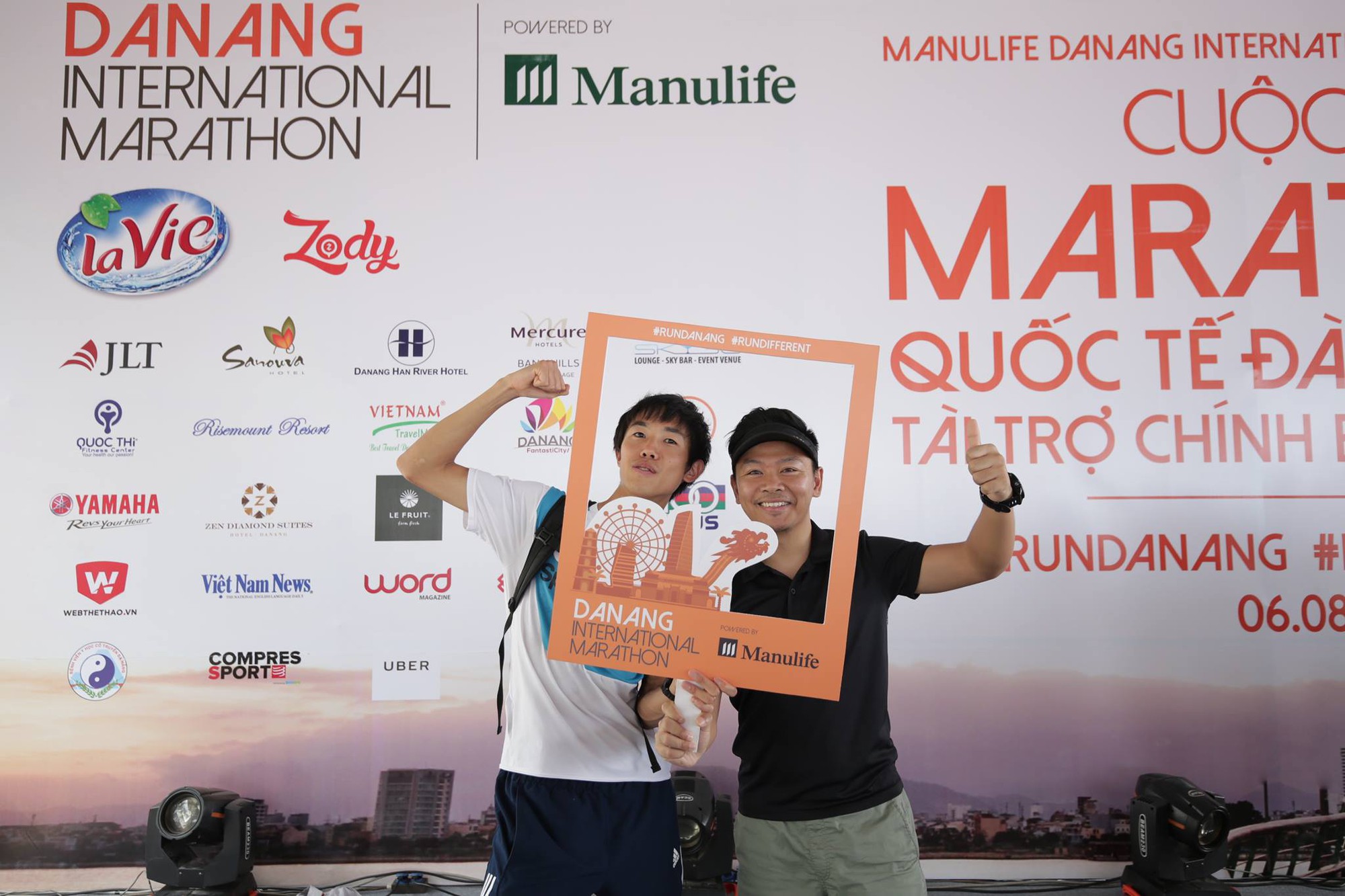 Iziwa (trái), ĐKVĐ giải Shonan International Marathon 2016. ƯCV vô địch 42km