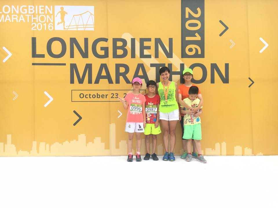 Mẹ con nhà chị Lê Thjanh Phương cùng nhau hoàn thành 5km tại Longbien Marathon sau 1 tháng khổ luyện