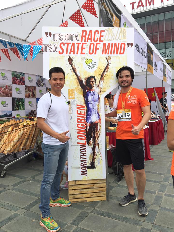 Đỗ Ngọc Minh (phải), ông bố nổi tiếng trong chương trình truyền hình ''Bố ơi mình đi đâu thế'' hoàn thành thử thách 21km sau 2 giờ 40 phút