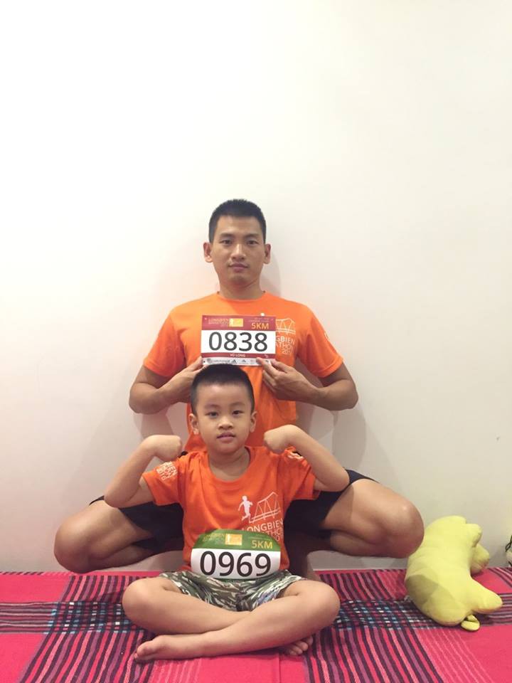 Hai bố con anh Vũ Long chuẩn bị cho Longbien Marathon