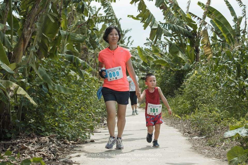 Hai mẹ con Nguyễn Khánh Tùng chạy 5km ở sông Hồng hồi đầu năm nay