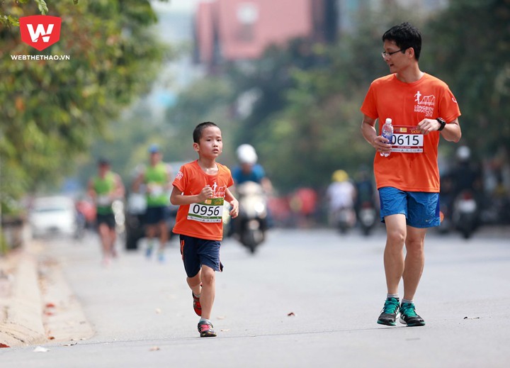 Nhiều ông bố bà mẹ sau khi hoàn thành xong 21km lại tiếp tục chạy thêm 5km nữa cùng con