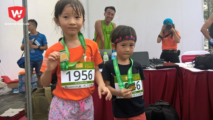 Vũ Khánh Lâm và Vũ Khánh Tùng là 2 trong số những VĐV hoàn thành 10km muộn nhất. Dù mệt nhưng hai bé không bỏ cuộc