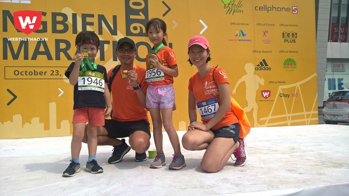 Gia đình thể thao với 2 VĐV nhí 4 tuổi và 6 tuổi chinh phục 10km