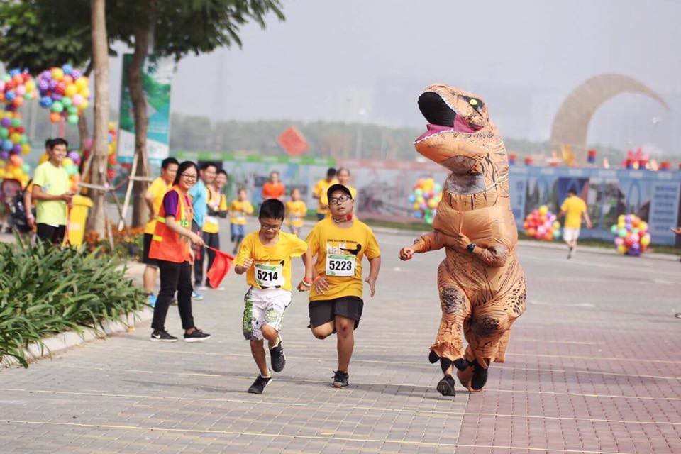 Chú khủng long T-Rex chạy đua nước rút về đích cùng khiến runner nhí thích thú