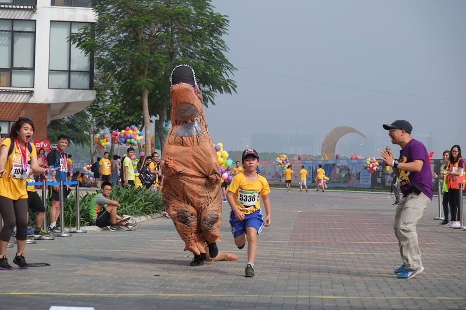 Chú khủng long T-Rex chạy cổ vũ các runner nhí rút đích