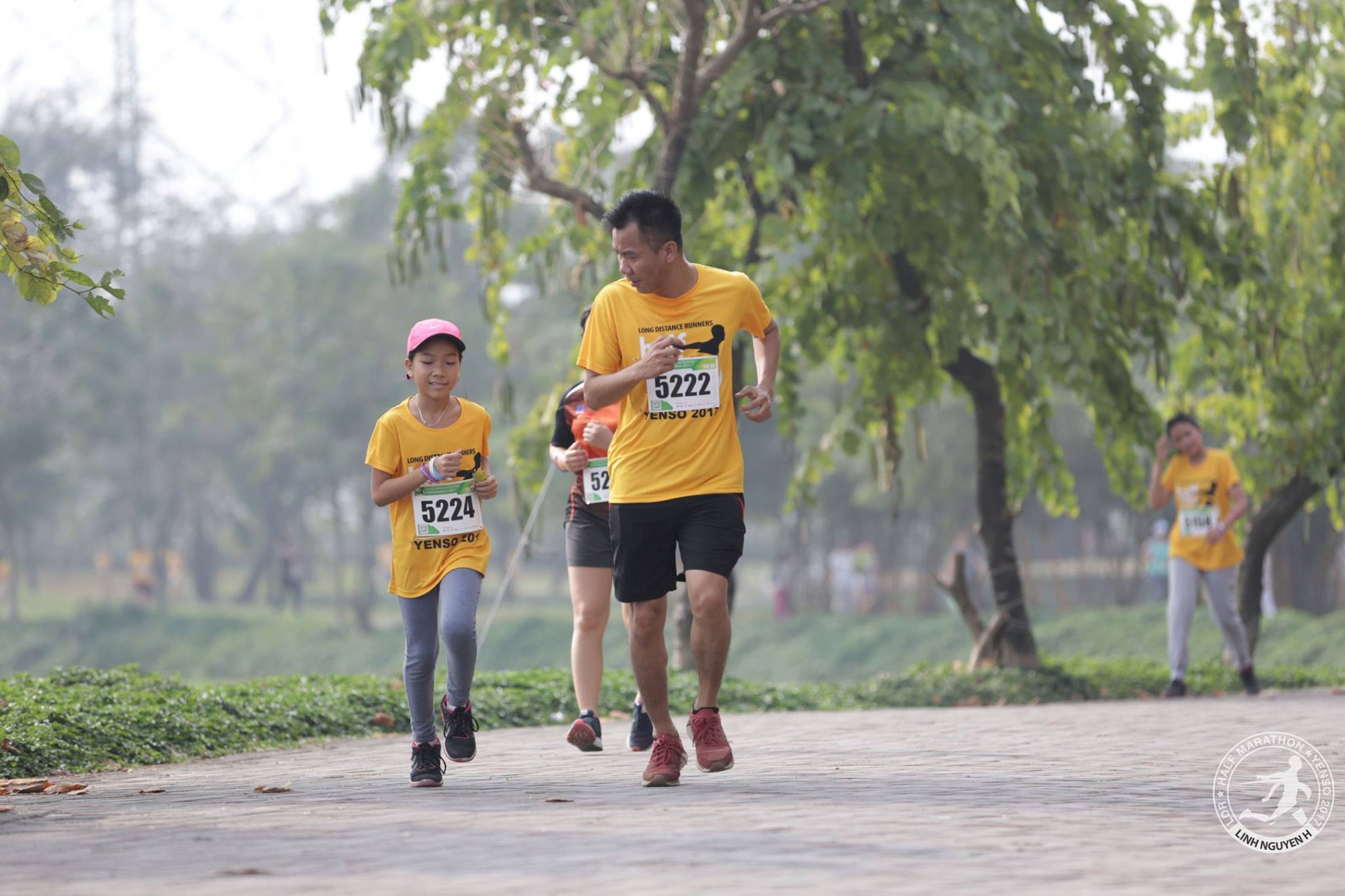 Anh Thanh Tùng, một trong những nhiếp ảnh gia chính thức của LDR Half Marathon 2017, sau khi hoàn thành nhiệm vụ chụp cho các VĐV chạy 21km và 10km, tiếp tục chạy cùng với con gái cự ly 5km