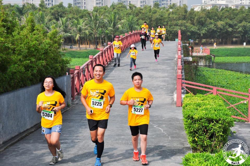 VĐV Phạm Thúc Trương Lương (5225), thành viên BTC giải, lần đầu tiên chạy cùng con trai (5227) cự ly 5km. Với anh, việc thuyết phục cả vợ con cùng chạy giải với mình là ''kỳ tích'' đáng tự hào hơn cả hoàn thành 100km ở Vietnam Mountain Marathon 2016