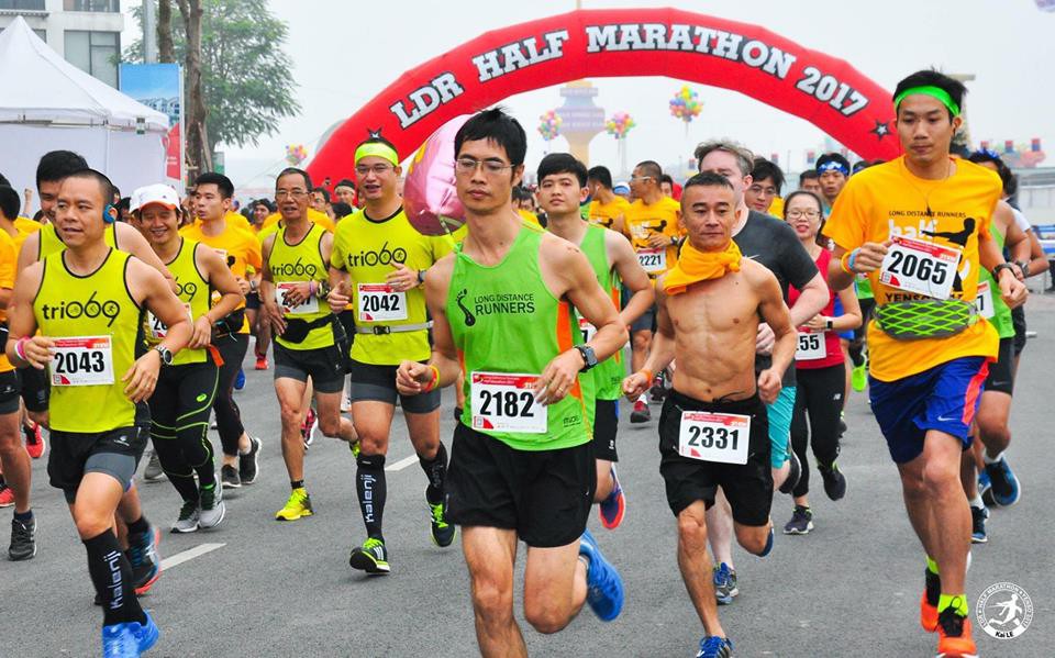 Pacer Cao Ngọc Hà (2182), thành viên nòng cốt và là một runner xuất sắc của Hội những người thích chạy đường dài LDR, Á quân 100km Vietnam Mountain Marathon 2016. Anh không tham gia tranh giải mà tự nguyện làm người dẫn tốc độ 1h40