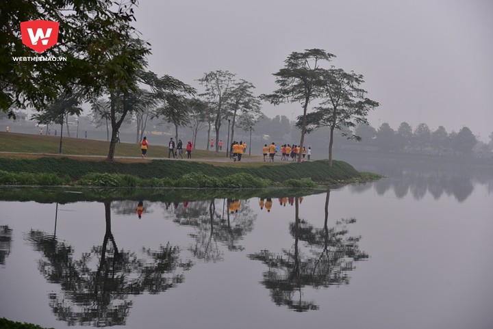 Công viên Yên Sở với hồ điều hòa rộng lớn và đường chạy sạch đẹp tạo nên khung cảnh đẹp nên thơ