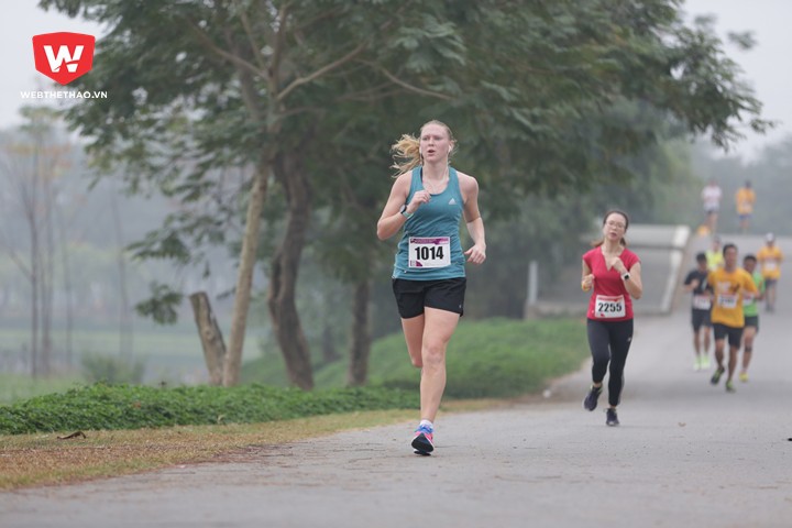 Alicia Smith, nhất nữ 10km. Cô cũng là nhà quán quân cự ly 10km ở các giải Halong Marathon và SongHong Half Marathon. 10km là cự ly thế mạnh của cô gái trẻ này. C