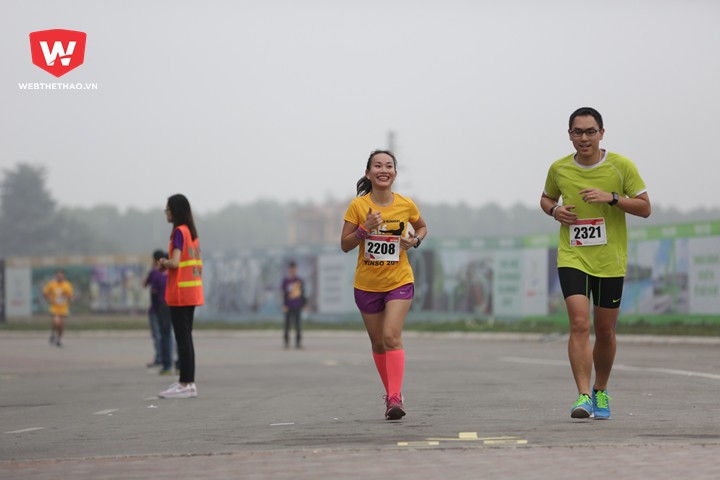 Nữ VĐV nào cũng muốn mình nổi bật nhất trên đường chạy để được các tay máy chụp ảnh đẹp