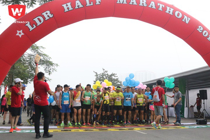 Dàn pacer ''khủng'' ra mắt các VĐV trước khi thực hiện nhiệm vụ ở LDR Half Marathon. Ảnh: Nguyễn Đạt