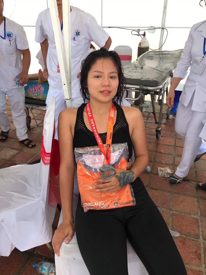 Nguyễn Thùy Nguyên Sa ''hoàn hồn'' trong phòng y tế với chiếc huy chương đầy mồ hôi và nước mắt