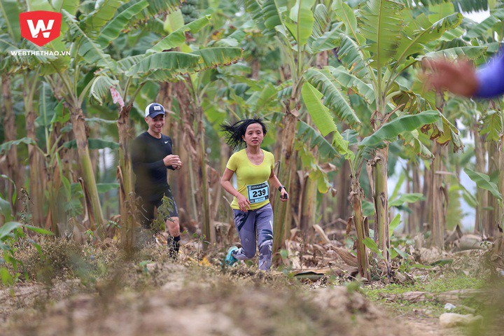 Á quân 100km VMM 2017 Nguyễn Thị Đường (áo vàng) chạy trong ''rừng'' chuối
