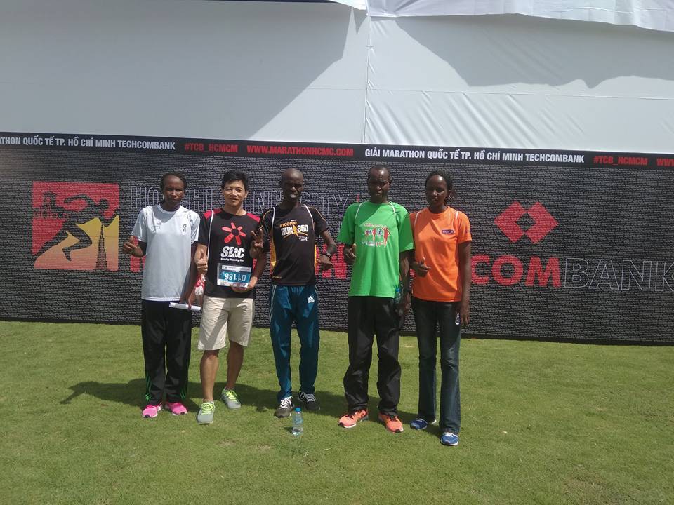 Anh Đào Trung Thành cùng các ngôi sao Kenya tại giải chạy Hochiminh City International Marathon. Ảnh: NVCC