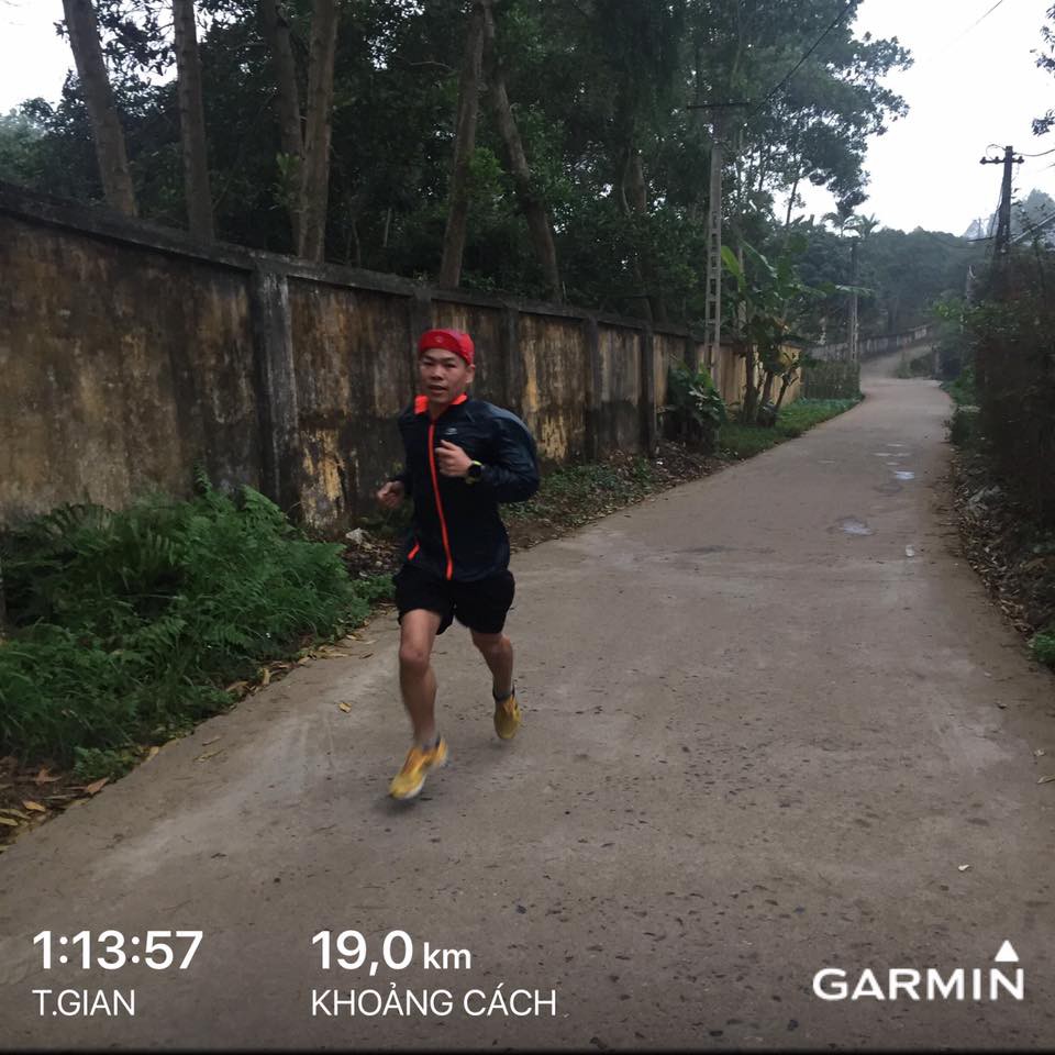 Nguyễn Tiến Hùng tập chạy trên các đồi chè gần nhà để chuẩn bị cho giải Việt dã báo Tiền Phong